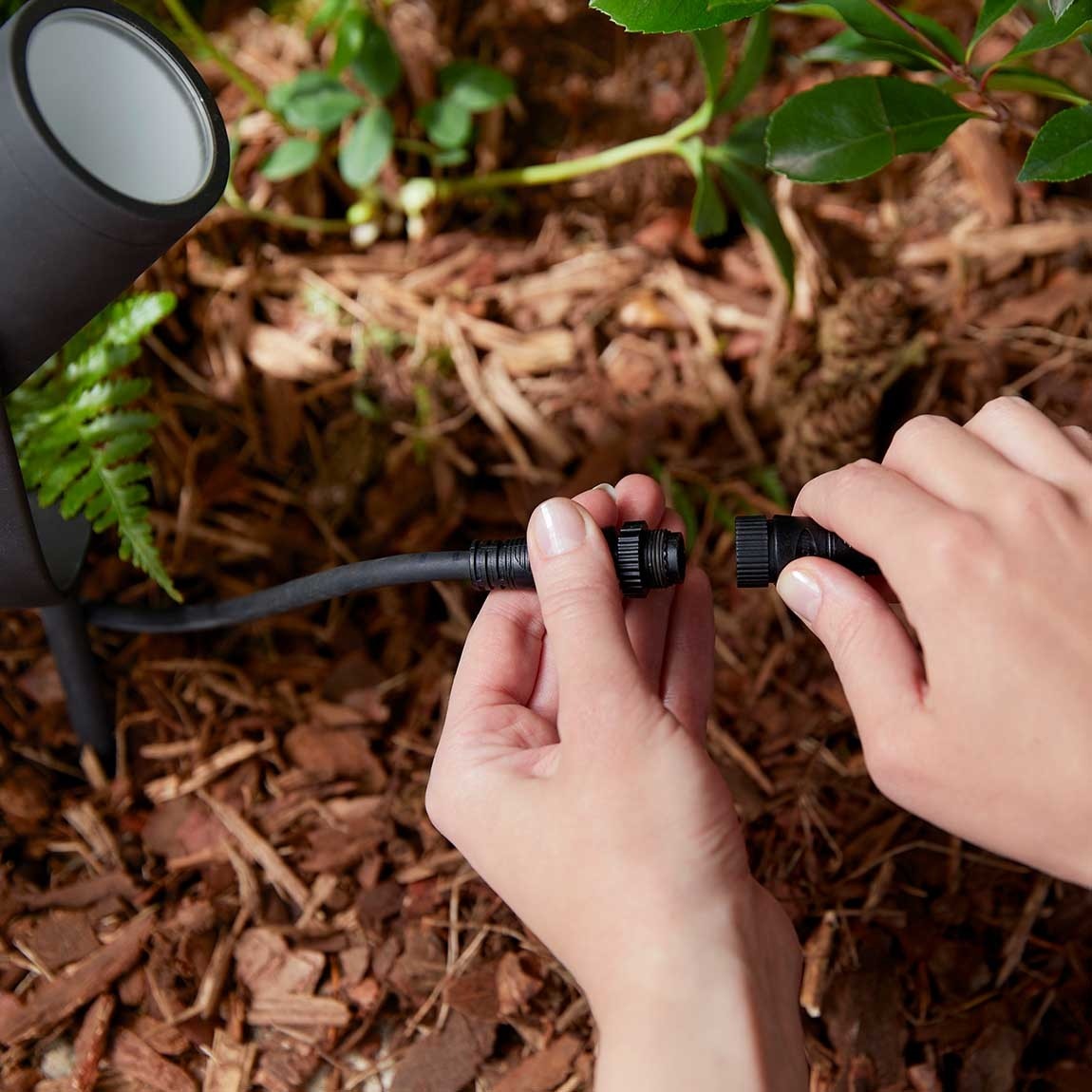 Philips Hue LED Spot Lily Basis Kit (3er-Set) + Philips Hue Outdoor Sensor